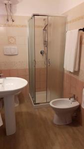 ポルト・トッレスにあるCamere Vacanze Acqua Chiaraのバスルーム(シャワー、トイレ、シンク付)