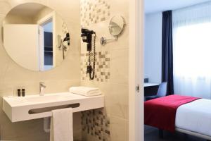 Postel nebo postele na pokoji v ubytování Hotel New Bilbao Airport