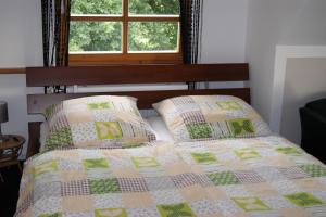 Postel nebo postele na pokoji v ubytování Komfortable Apartments in der Villa Eule