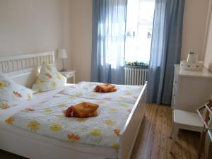 Een bed of bedden in een kamer bij Apartment Altes Pfarrhaus