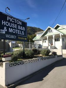 a sign for a vacation house bbq and motel at Picton House B&B and Motel in Picton
