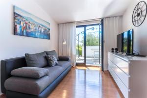 a living room with a couch and a tv at Monte & Paradiso in Pula