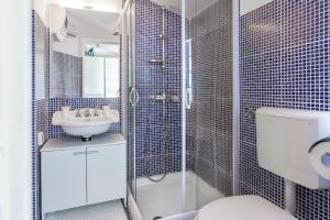 a bathroom with a shower and a toilet and a sink at Monte & Paradiso in Pula
