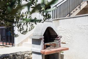 a stone pizza oven sitting on the side of a building at Monte & Paradiso in Pula