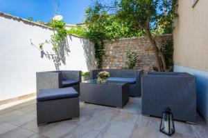 a patio with two chairs and a table with flowers at Monte & Paradiso in Pula