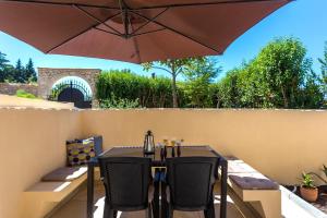 a patio with a table and an umbrella at Monte & Paradiso in Pula