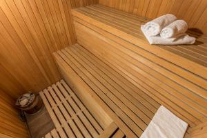 an overhead view of two towels in a sauna at Monte & Paradiso in Pula