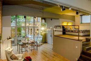 - un salon avec des lits superposés et une salle à manger dans l'établissement BXLROOM Guesthouse, à Bruxelles