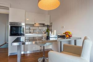 a kitchen with a counter with two glasses of wine at Monte & Paradiso in Pula