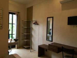 a living room with a desk and a mirror at City Center Studyo "Casa Natural" in Valladolid