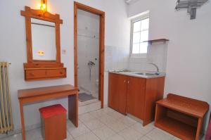 een badkamer met een wastafel en een spiegel bij Hotel Elvetia in Panayia