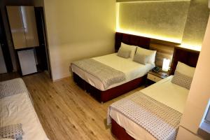 Postel nebo postele na pokoji v ubytování Laleli Hotel Izmir