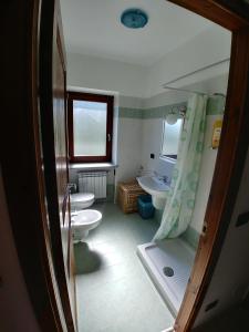 La salle de bains est pourvue de 2 lavabos et de 2 toilettes. dans l'établissement Agriturismo Bastià, à Corio