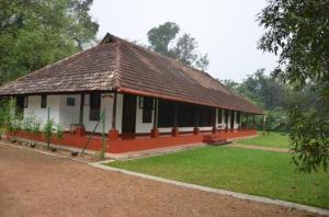 Taman di luar Kuruvinakunnel Tharavadu