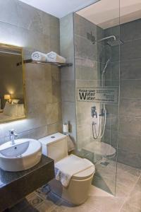 Koupelna v ubytování Redpine Boutique Hotel + 23 fotografií