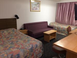 En eller flere senge i et værelse på Edgecliff Lodge Motel
