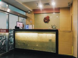 een lobby met een groot scherm in een gebouw bij Hua Tai Hotel in Hsinchu City