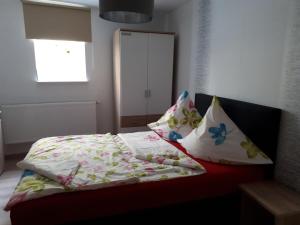 1 cama con almohadas en el dormitorio en Monteurs-Ferienwohnung, en Wolfhagen