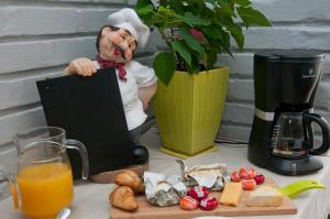 eine Figur eines Küchenchefs, der auf einem Tisch mit Orangensaft steht in der Unterkunft The Knysna Belle Guest House in Knysna