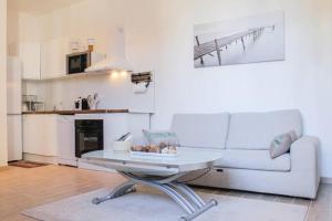 un soggiorno con divano bianco e tavolo di Appartement Vue sur le Vieux Port a Marsiglia