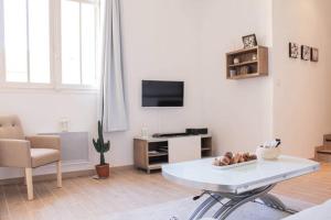 un soggiorno con tavolino e TV di Appartement Vue sur le Vieux Port a Marsiglia