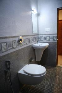 Koupelna v ubytování Anna Residency + 37 fotografií