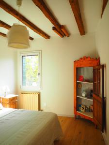 sypialnia z łóżkiem i oknem w obiekcie Casa Mongolfiere Venezia w Wenecji
