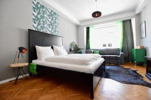 ブダペストにあるStandard Apartment by Hi5 - Régiposta 13のベッドルーム1室(大型ベッド1台付)