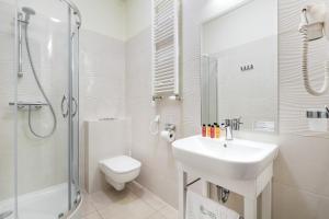 ein Badezimmer mit Waschbecken, Dusche und Toilette in der Unterkunft Uzdrowisko Cieplice - Jelenia Góra - Pawilon Edward in Jelenia Góra