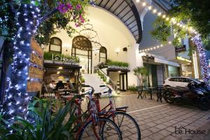 un grupo de bicicletas estacionadas frente a un restaurante en Le House Boutique Hotel en Da Nang