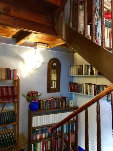 una habitación con una escalera con estanterías llenas de libros en Casa Rural Araceli, en Yésero