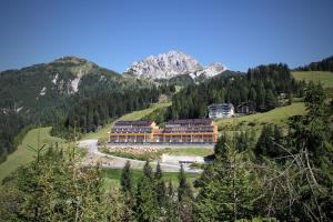 um grande edifício ao lado de uma montanha em Haus CKPK Lux em Sonnenalpe Nassfeld