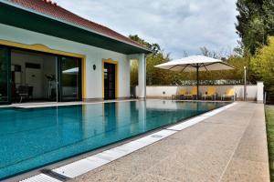 Bazén v ubytování Hubertus Hof Landhotel nebo v jeho okolí