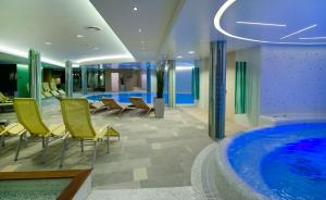 un vestíbulo con bañera de hidromasaje y sillas en Jankovich Hotel, en Rácalmás