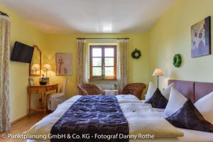 una camera d'albergo con un grande letto e una finestra di Hotel Oberwirt a Obing