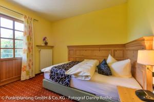 Ein Bett oder Betten in einem Zimmer der Unterkunft Hotel Oberwirt