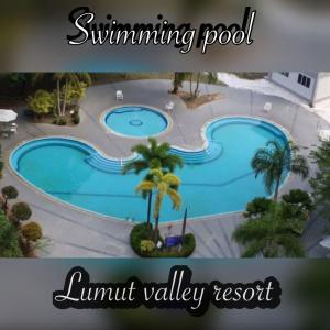 einen Blick über den Pool in einem Resort in der Unterkunft Lumut Valley Resort Condominium in Lumut