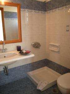 Ванная комната в Roussos Beach Hotel