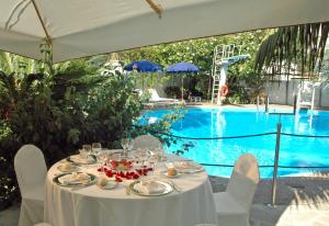 Bazén v ubytování Reginna Palace Hotel nebo v jeho okolí