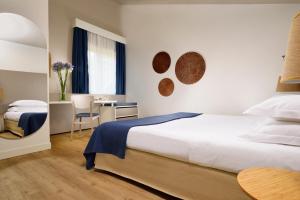 UNA Hotels Naxos Beach Sicilia客房内的一张或多张床位