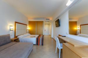 Een bed of bedden in een kamer bij Sun Palace Hotel