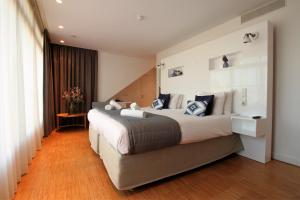 1 dormitorio con 1 cama grande en una habitación en The Bank Hotel, en Ámsterdam