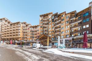 an empty street in front of a large building at Residence Les Fontaines Blanches - maeva Home in Avoriaz