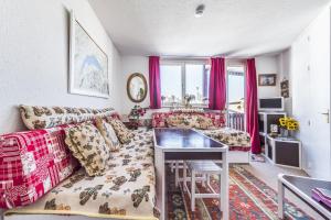 a living room with a couch and a table at Residence Les Fontaines Blanches - maeva Home in Avoriaz