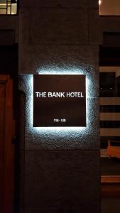 una señal para el hotel bancario al lado de un edificio en The Bank Hotel en Ámsterdam