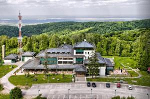 un edificio en medio de un campo con árboles en Hotel Norcev, en Grgeteg