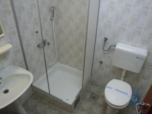 Bilik mandi di Hotel Norcev