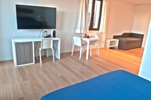 TV a/nebo společenská místnost v ubytování Four Rooms Guesthouse