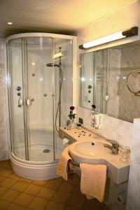 een badkamer met een douche en een wastafel bij Hotel Senator Hamburg in Hamburg