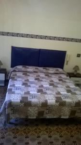 トラーパニにあるCasetta al Centroのベッドルーム1室(青と白のキルトのベッド1台付)